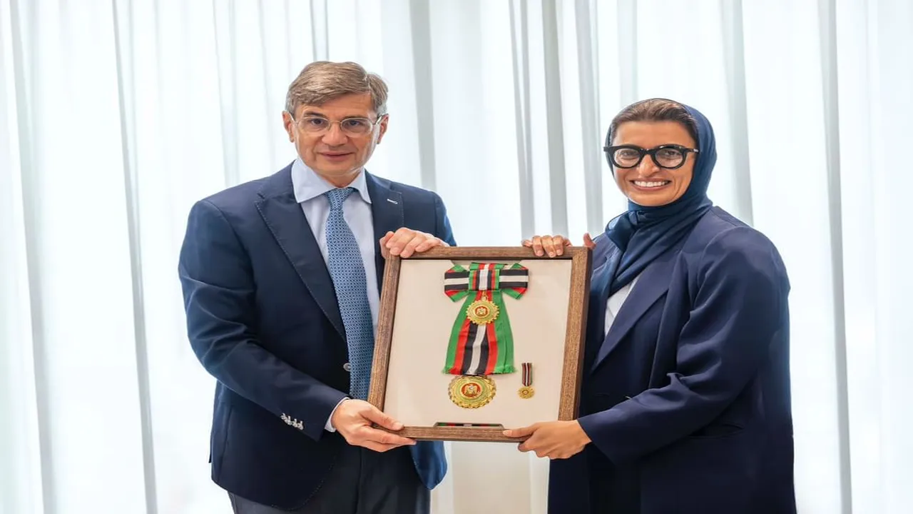 رئيس الدولة يكرم سفير فرنسا بوسام زايد الثاني من الدرجة الأولى